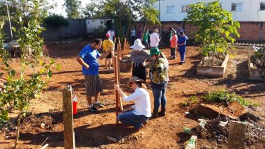 CASA DA AMIZADE PROMOVE CURSO DE MANEJO DE HORTALIÇAS NA ESCOLA SANTA CLARA