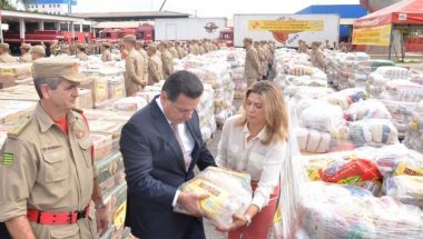Marconi e Valéria Perillo entregam donativos arrecadados no Goiás Solidário