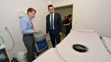 Deputado Gustavo Sebba visita unidade para tratamento de câncer de mama