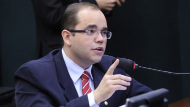 “PSDB perde tempo ao não entregar cargos”, lamenta deputado tucano