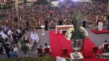 Missa de encerramento da festa do Divino Pai Eterno reúne milhares de fiéis