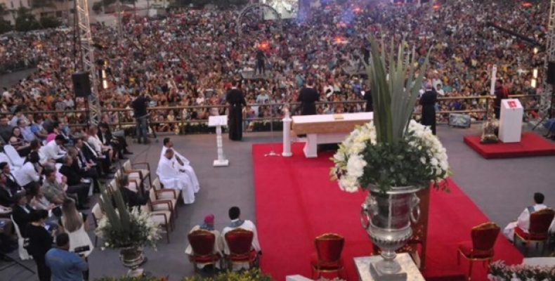 Missa de encerramento da festa do Divino Pai Eterno reúne milhares de fiéis
