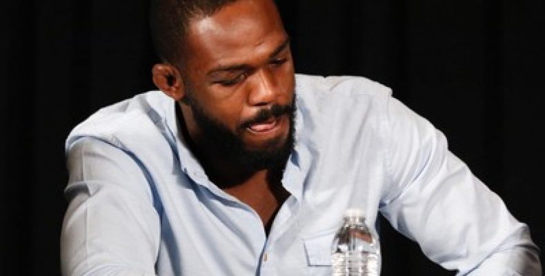 Jones testa positivo para esteroides e deve perder cinturão do UFC, diz site