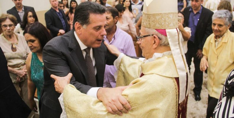 Marconi assiste à missa em homenagem a Dom Messias dos Reis, em Uruaçu