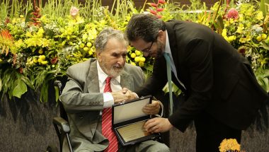 Conselheiro aposentado recebe homenagem no congresso