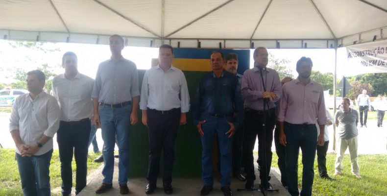A pedido do deputado Gustavo Sebba, o governador Marconi Perillo e o vice- José Eliton entregam reconstrução da GO-305