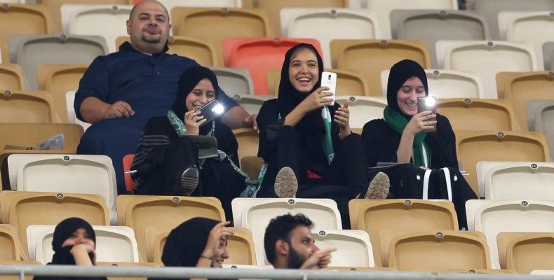 Arábia Saudita permite a mulheres irem ao estádio de futebol pela primeira vez