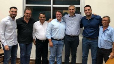 Deputado Gustavo Sebba leva prefeitos para reunião com governador José Eliton