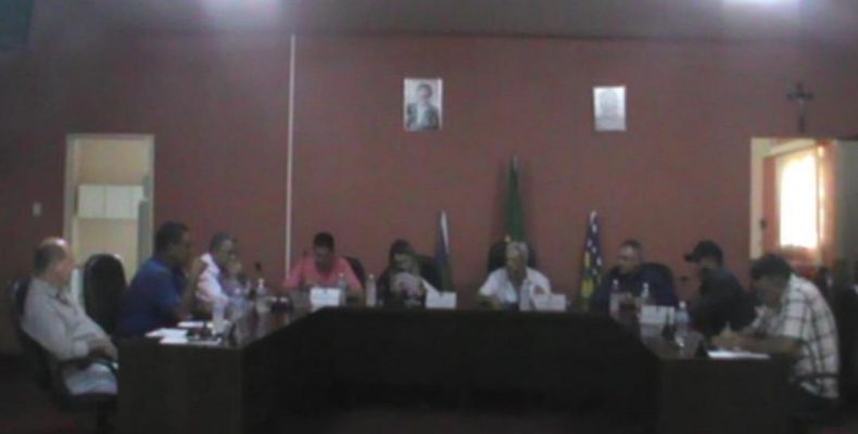 Prefeito Robson Luiz se reúne com vereadores de Davinópolis