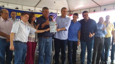 Governador Zé Eliton e o prefeito Zé Antônio entregam benefícios para população de Campo Alegre de Goiás