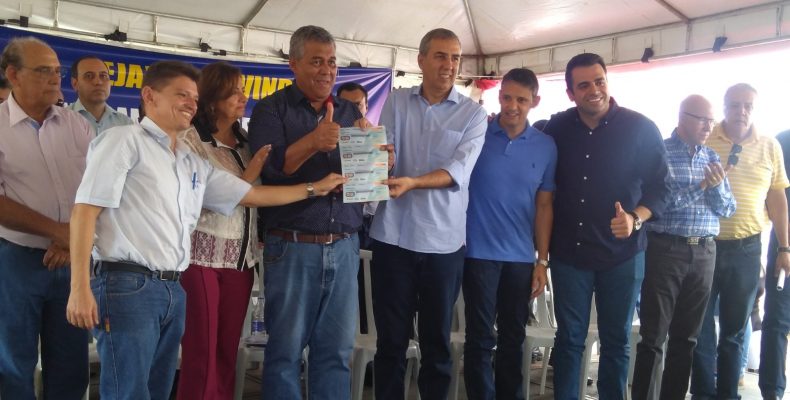 Governador Zé Eliton e o prefeito Zé Antônio entregam benefícios para população de Campo Alegre de Goiás