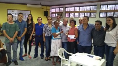 Gustavo Sebba contribui com distribuição do Cartão Renda Cidadã para famílias de Goiandira