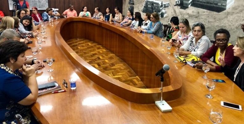 José Eliton anuncia pagamento de piso salarial de professores para agosto