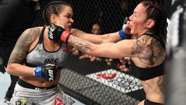Amanda nocauteia Cyborg e faz história ao conquistar dois cinturões no UFC