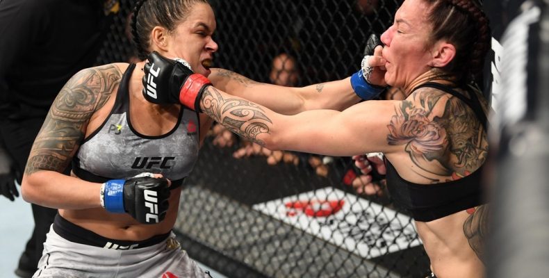 Amanda nocauteia Cyborg e faz história ao conquistar dois cinturões no UFC