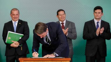 Bolsonaro assina decreto que facilita posse de armas no país