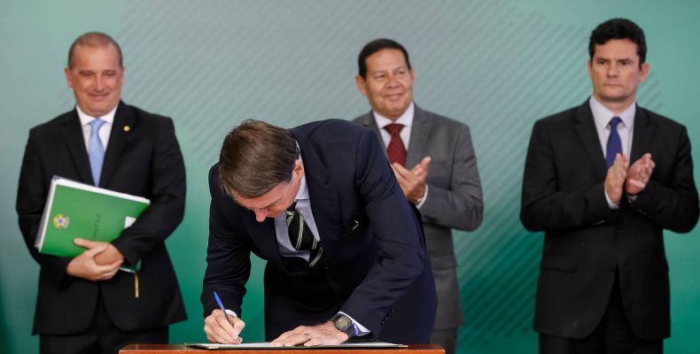 Bolsonaro assina decreto que facilita posse de armas no país
