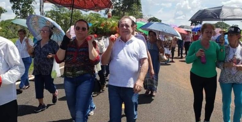 Prefeito Odemir Moreira participa da procissão da folia de São Sebastião