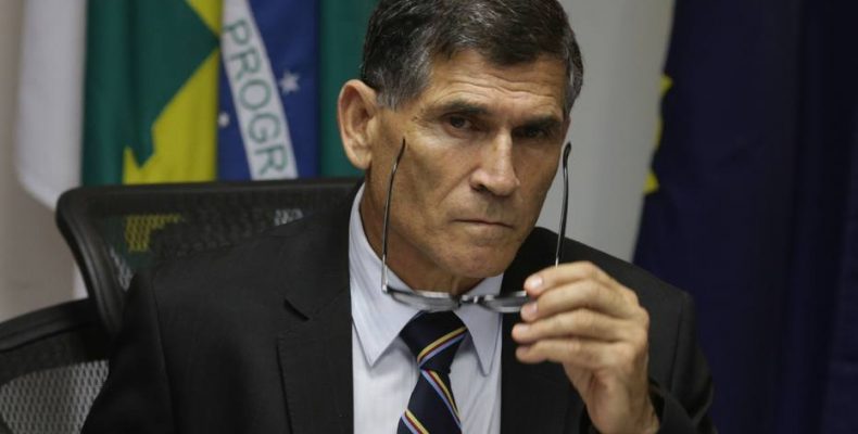 General Santos Cruz quer militar fora da reforma