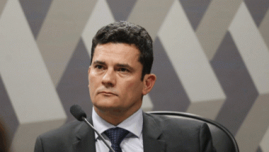 Moro apresenta projeto que isenta pena de policial que mata em serviço