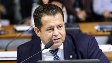CCJ cancela eleições e dá 2 anos de mandato a prefeitos e vereadores