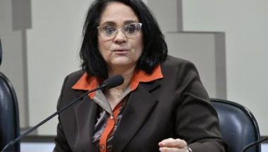 Damares comunica demissão da secretária Nacional de Políticas para Mulheres