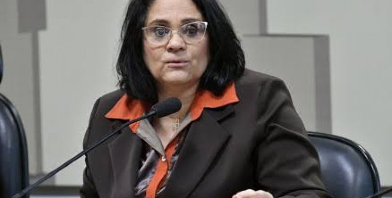 Damares comunica demissão da secretária Nacional de Políticas para Mulheres
