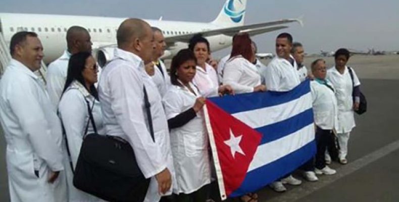 Governo regulamenta concessão de residência a médicos cubanos