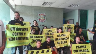 Ativistas protestam contra política ambiental de Bolsonaro; são presos