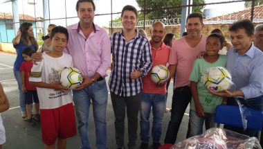 OVG e Helder Cruz promovem entrega de brinquedos em Ouvidor