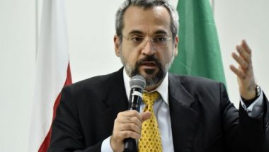 Concursos no Brasil selecionam candidatos com “viés de esquerda”, diz ministro da Educação