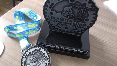 SocaBota: Em Três Ranchos, troféus e medalhas personalizados são apresentados