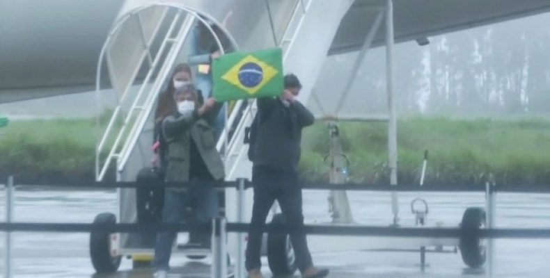 Aviões com grupo de brasileiros vindos da China pousam em Base Aérea de Aná