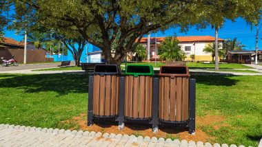 Prefeitura de Cumari instala novas lixeiras na praça São João Batista