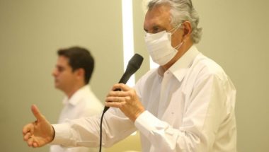 Caiado diz que vai escalonar fim da quarentena em Goiás e ironiza comparação da Covid-19 com ‘gripezinha’