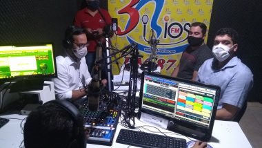 Pré-candidato à prefeito de Nova Aurora, Alexandre Alcino concede entrevista em emissora de rádio.