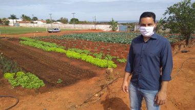 Prefeito de Três Ranchos – Hugo Deleon festeja resultado do projeto horta comunitária no município