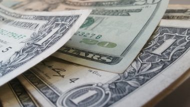 Dólar supera R$5,40 e fecha no maior valor desde junho