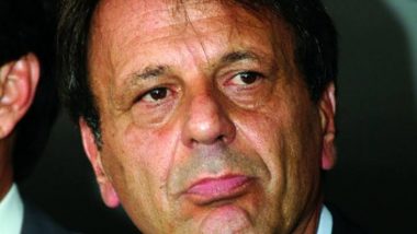Desesperado com crescimento de Elder Galdino em Catalão, Adib Elias tenta impugnar candidato do MDB  Incomodado com o crescimento de Elder Galdino (MDB) em Catalão, o prefeito Adib Elias (Podemos) tenta na Justiça Eleitoral impugnar a candidatura do emedebista. Para tanto, Adib contratou um dos escritórios de advocacia mais caros de Goiás, comandado pelo advogado Dyogo Crosara, para barrar o adversário.   Observadores políticos avaliam que, com a tentativa de impugnação, Adib passa recibo do avanço de Elder, que visivelmente ampliou sua base política e já polariza a disputa em Catalão.   Adib ajuizou Ação de Impugnação de registro de candidatura de Elder Galdino sob a alegação de suposta configuração do instituto jurisprudencial (família itinerante/ prefeito itinerante). Ou seja, ele tenta demonstrar que o grau de parentesco entre Elder e Onofrinho (prefeito de Ouvidor), seria caso de impedimento para o deferimento do registro de candidatura de Elder Galdino, com base no art.14, §5º, da Constituição Federal que veda o terceiro mandato consecutivo.  Acontece que o fato de Elder ser candidato a prefeito no município de Catalão e seu irmão Onofrinho ser prefeito da cidade de Ouvidor por si só não configura nada irregular, pois Ouvidor tem autonomia administrativa e financeira desde a década de 60, podendo perfeitamente membros da mesma família administrarem municípios vizinhos. Em outras palavras, as alegações são totalmente descabidas.  Segundo advogado eleitoral Colemar Moura, que possui amplo conhecimento jurídico, o impedimento de Elder ser candidato a prefeito existiria apenas se Ouvidor fosse fruto de desmembramento, fusão ou incorporação da cidade de Catalão, no ano anterior ao pleito ou se Onofrinho fosse candidato em Catalão, o que não é o caso. Portanto, segundo o jurista, “é legitima a candidatura de Elder Galdino”.  A defesa de Elder já foi intimada da ação de impugnação de registro de candidatura e apresentará argumentos jurídicos sólidos para rebatê-la.