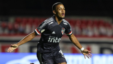 São Paulo goleia o Botafogo e dispara na liderança do Brasileiro