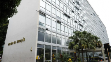MEC revoga portaria que obrigava volta das aulas presenciais, diz jornal