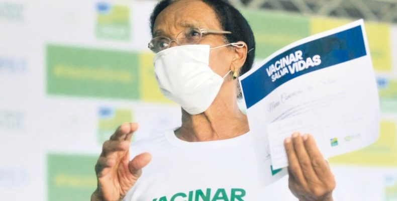 “Pode vacinar, não dói, não faz mal, só bem”, diz primeira vacinada em Goiás