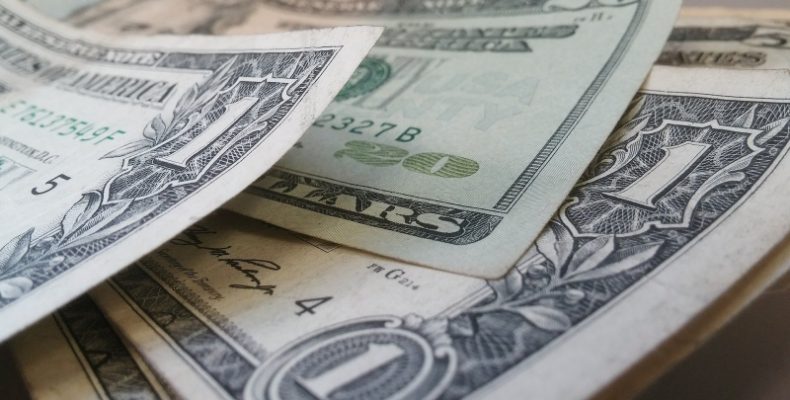 Em quarta alta seguida, dólar volta a R$ 5,50 e acumula alta de 6% em 2021