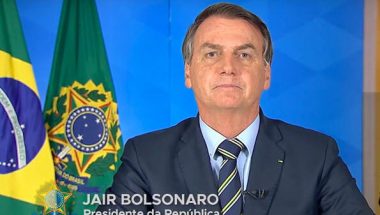 Em rede nacional, Bolsonaro muda o tom e mente sobre sua atuação contra a pandemia