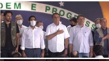 Em Goiás, Bolsonaro diz que é preciso enfrentar o vírus e “não ir pra debaixo da cama”