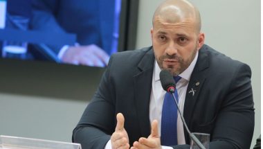 Alexandre de Moraes determina prisão domiciliar para Daniel Silveira
