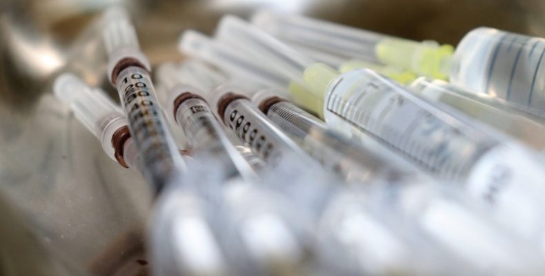 Nova remessa de doses dá fôlego à vacinação em Goiás