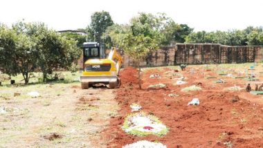 Escavadeiras abrem covas em cemitérios públicos de Goiânia com aumento de mortes por Covid-19