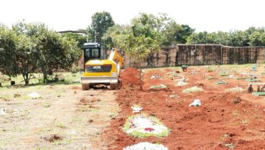 Escavadeiras abrem covas em cemitérios públicos de Goiânia com aumento de mortes por Covid-19