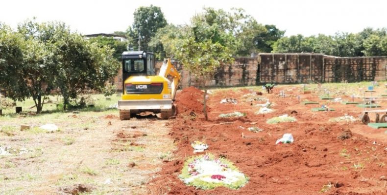 Escavadeiras abrem covas em cemitérios públicos de Goiânia com aumento de mortes por Covid-19